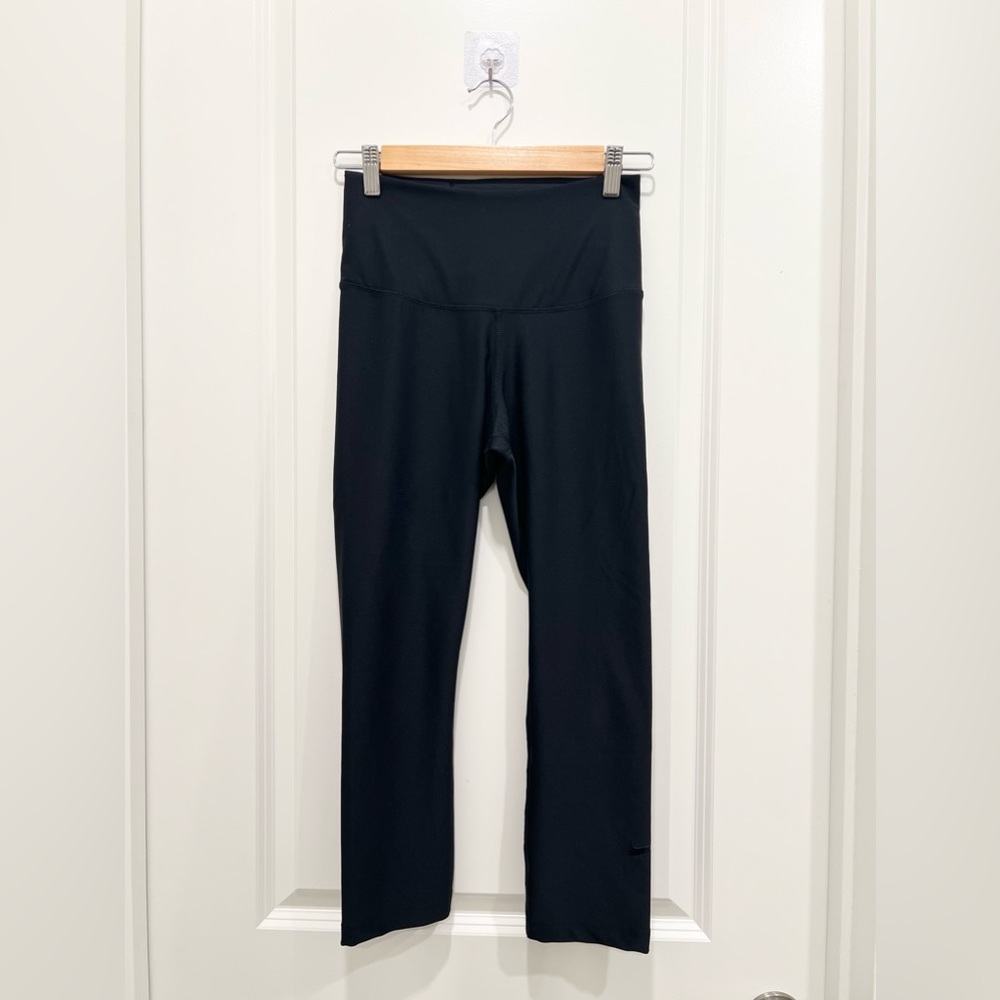 NIKE Women’s High Rise Cropped Leggings